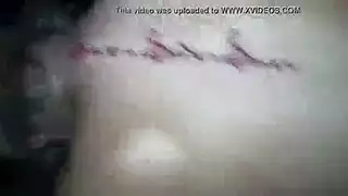 عاهرة صغيرة تفتح ساقيها لجماع مزدوج خشن