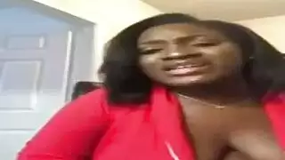 فرك مهبل مكثف في ملابس داخلية وردية لبلوغ النشوة