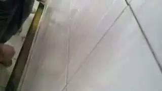 لقاء في المتجر مع سمينة: نكاح شرجي ومهبلي مزدوج مع رجال داكني البشرة عضليين