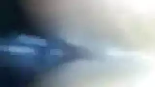 سمراء ساخنة تأخذ قضيبًا سمينًا في مهبلها بينما تختنق بقضيب صديقها