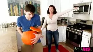 صديقة زوجة الأب تنضم لجلسة جنسية ثنائية جامحة