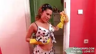 امرأة مشعرة ذات أثداء طبيعية كبيرة تمص القضيب بمهارة لإرضاء عشيقها