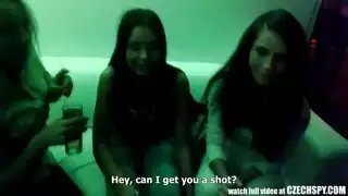 إباحية كاميرا تجسس: هذه الفتيات المغرورات يحصلن على شرج عنيف