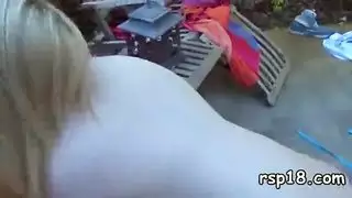 الزوجة تستمتع بمشاهدة زوجها يضاجع رجلاً