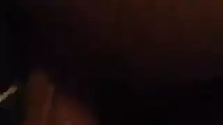 راكبة جميلة توافق على انحراف للقيام ببعض الأفلام الإباحية على جانب الطريق