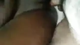 عاهرة مرتدية جوارب شفافة تتوسل لجنس قاسي وقذف جماعي