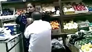 العاهرة المصرية تُضرب بقوة من قبل رجل الخضار