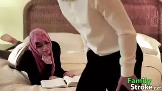 ابنة الأب العربية تئن أثناء الدفع العميق المكثف