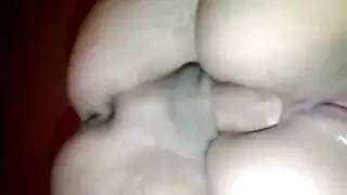 نيك عرب حقيقي لأول مرة تنتاك يشق طيزها وهي تبكي تتألم وتحاول انتهرب