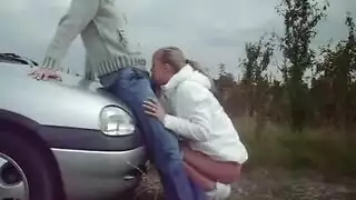 سكس جامد على طريق عام: فتاة مهووسة بالزب تتعرض لضرب من شاب هائج