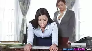 عاهرة الجائزة تأخذ أضخم قضيب بعمق