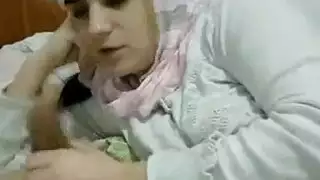 جمال محجوب يركب قضيبًا على كاميرا الويب