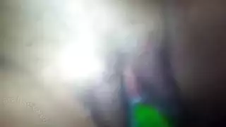 فتاة عربية ممتلئة تستمني بخيارة وهي تئن أثناء قذفها