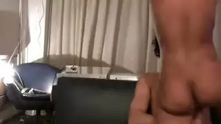 عضوة ذكورية ضخمة تدخل مؤخرتها الكبيرة بعنف