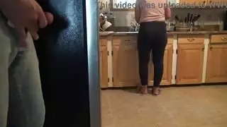 موقف محفوف بالمخاطر مع زوجة الأب: أستمني وأنزل حمولتي على مؤخرتها التركية الكبيرة