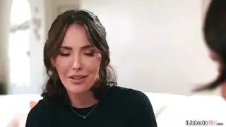 زوجة الأب المفلسة تمتلئ بقضيب أبناء زوجها الأسود الكبير