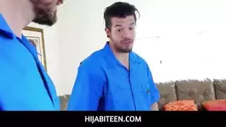 عمل فموي فوضوي في الحلق ينتهي بثلاثي القذف على الوجه