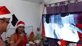 سانتا داني المثار يحصل على جنس ثلاثي صريح من أصدقائه