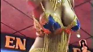 رقص عربي مباشر يتحول إلى إباحي بينما تخلع الفتاة السودانية ملابسها وتداعب نفسها