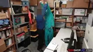 العقاب بالقضيب: مراهق عربي سارق يمارس معه الأمن الجنس