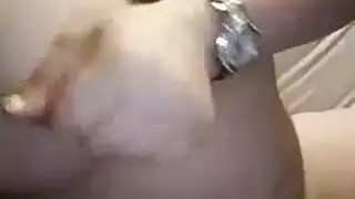 مراهقة ممتلئة تتعرض للهجوم من قبل سحاقية مخضرمة في مشهد صريح