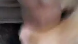 شاب ذو قضيب كبير يستمني ويطلق نافورة مني ساخنة