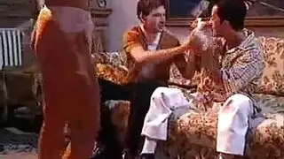 شرج شقراء حمراء في بنطال داخلي ذهبي لامع