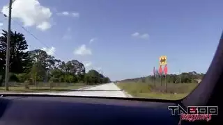 اب يعاقب ابنتها امام حبيبها