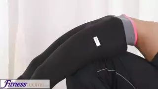 الفحل الزنجي ينيك بيضاء سمينه بعد ما ترضع زبه