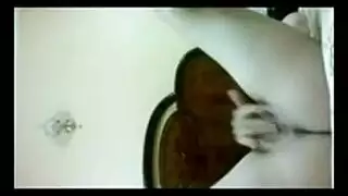 فعل استمناء صريح: فتاة مثيرة تلمس فرجها الضيق حتى ترتعش