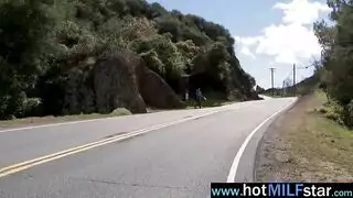 ثدييها الساخنين يثيرانه قبل ممارسة جنس عنيف وقوي