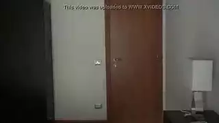 شقراء حمراء يائسة تظهر عارية تمامًا من أجل المال