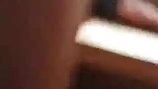 متعة مزدوجة: تحفيز الحلمات ومص عميق لقضيبها