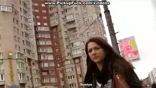 عاهرة الشارع: أوروبية تبيع جسدها مقابل النقود في العلن