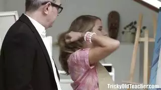 جنس قوي وعنيف: شاب ينيك كس بنت شرموطة على الأرض