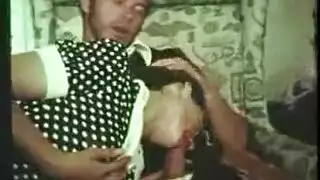 رجل يصب الحليب في جميع أنحاء هذا الحلمة الوردي الضيقة