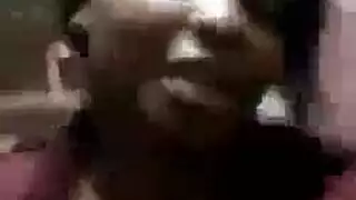 فتاة سمراء منحنية نيك مزدوج صريح