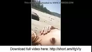 مص قضيب على الشاطئ العام: أختان تشاركان سائلاً على الشاطئ