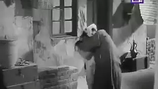 فيلم إباحي عربي قديم: قبلة فرنسية ومشاهد صريحة في الغرفة