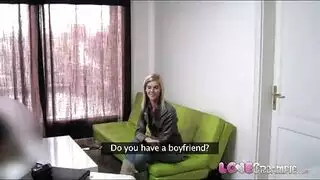 شقراء نحيلة تأخذ قضيبًا أسود وهي ترتدي فستانها الضيق