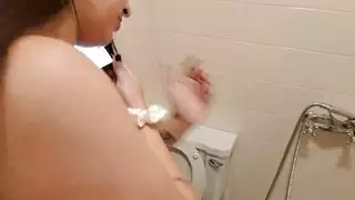 فرجها يقطر وهي تشاهد الأفلام الإباحية، ثم تأخذ قذفاً غزيراً