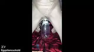 سارة تأخذ زجاجة كاملة بعمق في مهبلها – مشهد إباحي مثير