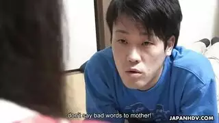 خيال جنسي جماعي: شاب آسيوي مع ثلاث شريكات ممتلئات