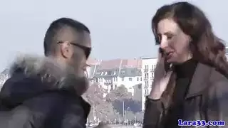 جنس فموي علني على الشاطئ ومداعبة بالأثداء بجانب البحر