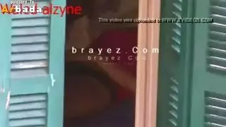 يتجسس عليها وهي بتتفرج على سكس