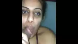 قحبة تنتاك بطيزها مترجم