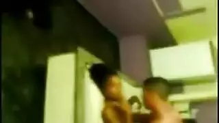 هيمنة على مذيعة أخبار شابة في فعل إباحي عنيف