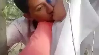 زنجي يبؤس في شفايف بيضه