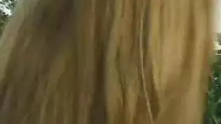 عاهرة مفلسة تختنق بالقضيب الصلب وتأخذ وضعية الكلب القاسية