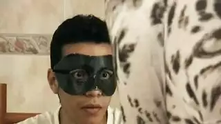 أفلام إكس: انحناء فوق المنضدة بقميص نوم حريري